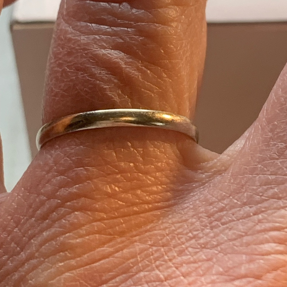 Classic 10k White Gold Women's Band 
.87 grams